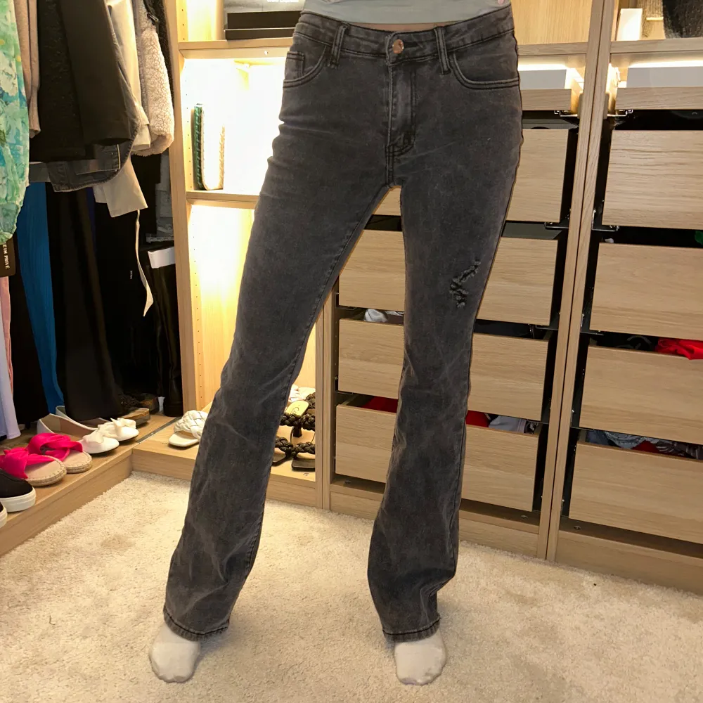 Lågmidjade bootcut jeans. Köpta för 270kr och säljer för 120kr aldrig använda . Jeans & Byxor.