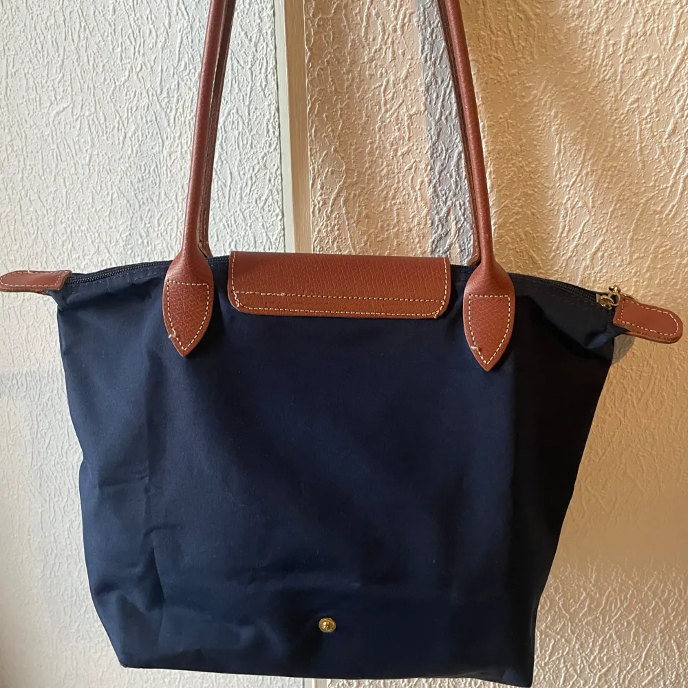 Jätte fin marinblå longchamp väska, knappt använd. Väldigt bra skick. Kan tänka mig byta mot någon annan märkesväska, eller något annat vid överenskommelse. Annars Bud. Måste acceptera innan ni trycker på köp. . Laukut & Käsilaukut.
