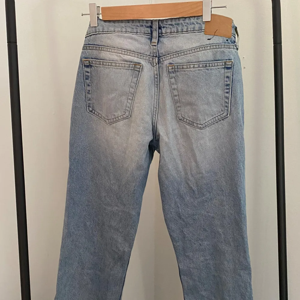 Ljusblå lågmidjade/ raka jeans från Weekday. Storlek 25/30 men uppsprätta längst ner. Mycket bra skick och sparsamt använda!💕. Jeans & Byxor.