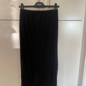 Kjol - Kjol som går till mitten av vaderna i mycket gott skick 