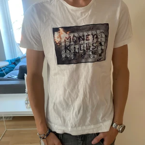 Limitato T-shirt  - Säljer nu min fräscha Limitato T-shirt, den är i strlk S i väldigt bra skick
