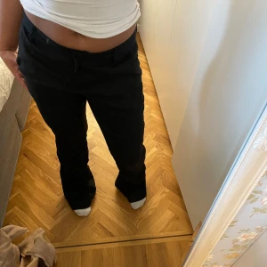 Svarta linnebyxor - Svarta linnebyxor i kostymmodell från Nelly. 