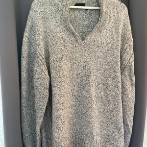 Stickad grå tröja - Stickad grå tröja