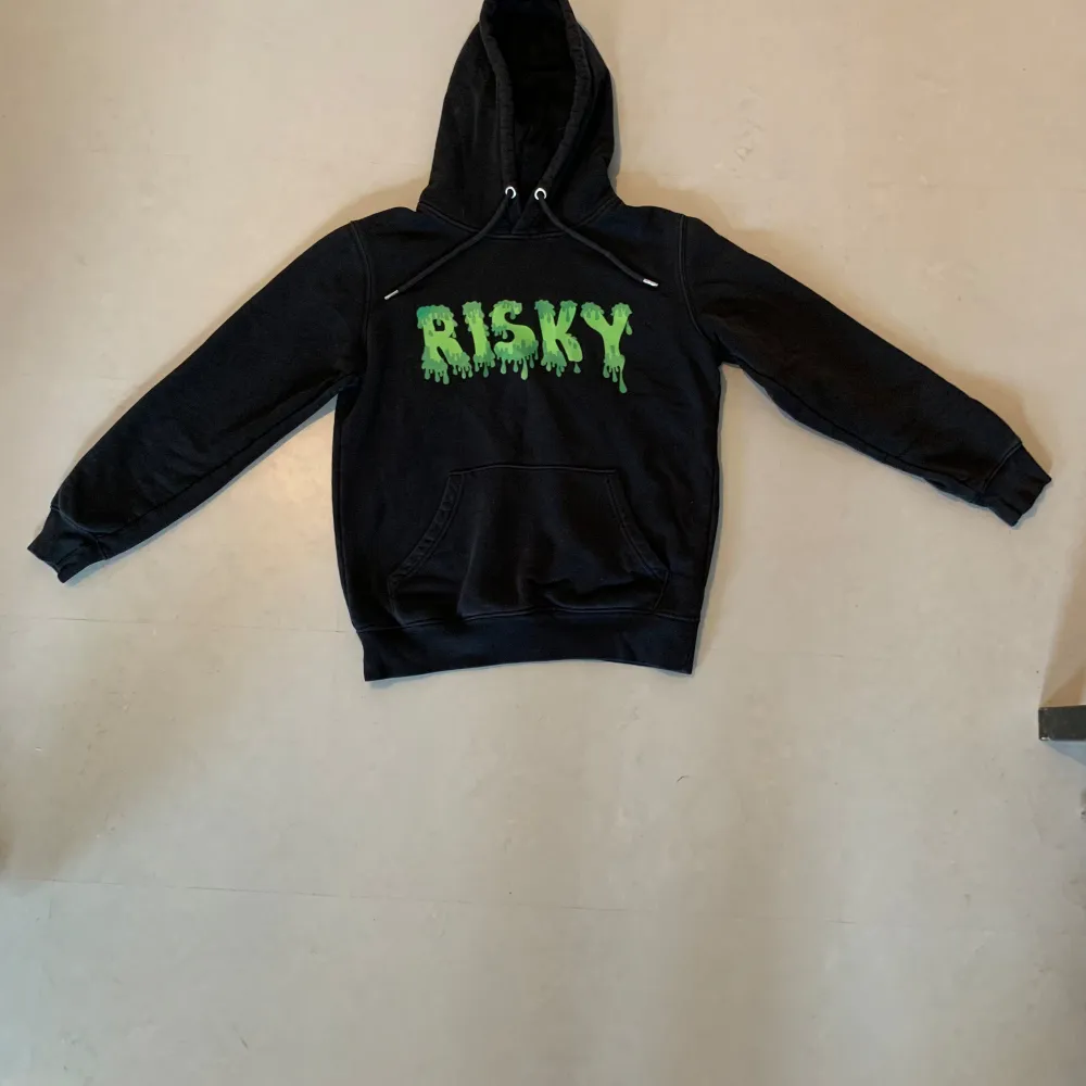 Snygg hoodie i riktigt riktigt bra skick säljs pågrund av att den är lite för liten. Hoodies.