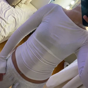 Vit Basic tröja - Säljer denna tröja som inte kommer till användning, använd två gånger. Skulle säga lite genomskinlig med scrunch vid sidorna. Använd köp nu💕 