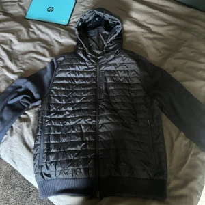 Jlindberg cardigan - Storlek XL men sitter som Stor M/L, skick 10/10, nyspridd ligger på 1800 och säljer för 899, hör av er vid frågor och pris kan diskuteras!