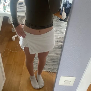 Vit kjol med slits! - As snygg kjol med slits och lägre midja ifrån märket Body köpt på Zalando!🤍 Det är en träningskjol men fungerar lika bra att användas som en vanlig kjol. Den är i mycket fint skick, nästan oanvänd. Jag är 165🫶🏼