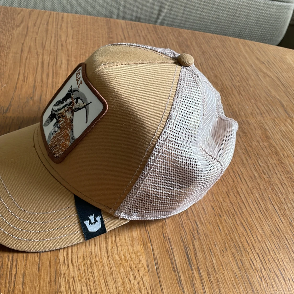 Beige keps med G.O.A.T. motiv - 90