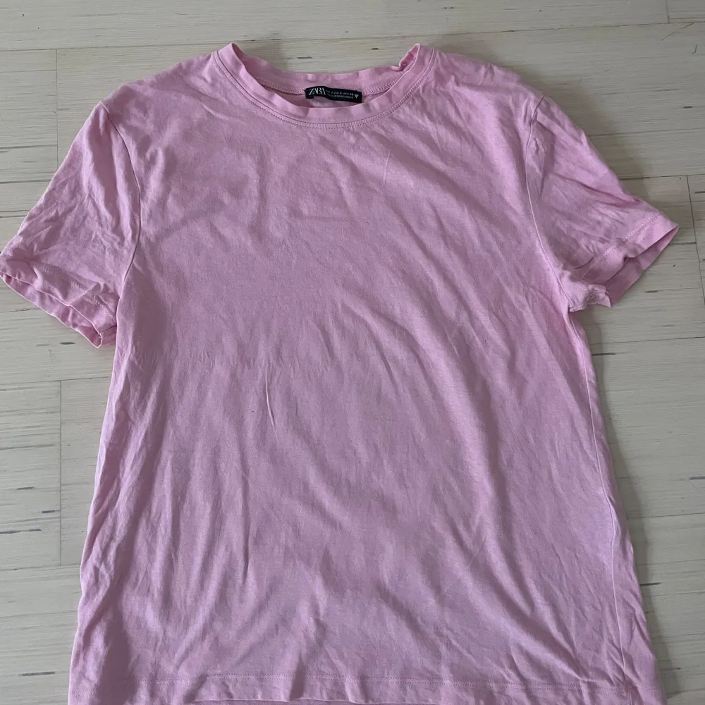 Fin söt ljus rosa t-shirt från zara💗 Skriv privat för frågor om mått eller annat💗. T-shirts.