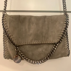 Stella McCartney inspirerad väska - Jätte fin Stella McCartney inspirerad väska som köptes här på Plick för ett tag sedan. Bra skick på väskan bara lite repor på kedjan som inte syns. Säljer då den inte kommer till användning längre.