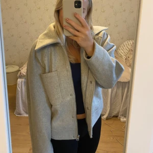 NAKD kappa - Jacka/kappa från Na-Kd i mycket fint skick. Passar mig som vanligtvis bär S-M. 