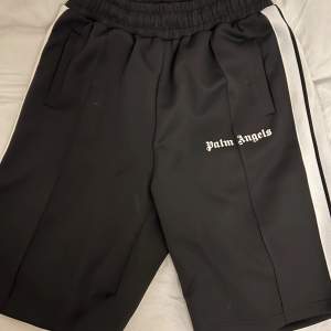 Svarta Palm Angels shorts som använts Max 1 gång.  Riktigt feta men tyvärr lite små i storlek för mig.  Sitter som en M/L. Pris ej hugget i sten!