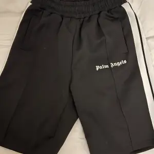 Svarta Palm Angels shorts som använts Max 1 gång.  Riktigt feta men tyvärr lite små i storlek för mig.  Sitter som en M/L. Pris ej hugget i sten!