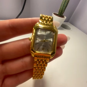 söt klocka💗 - säljer min jätte söta klocka som jag fick i födelsedagspresent men den är tyvärr för stor🤍