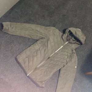Armani jacka - Skicket är perfekt, jackan är använda enstaka gång, perfekt för all daglig användning 
