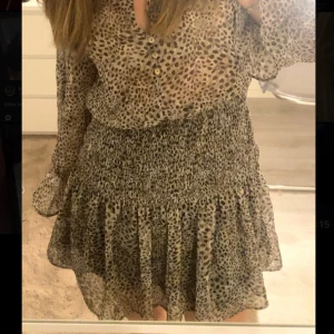 Leopard klänning  - Jättefin leopard klänning från zara🙌🙌 inte säker på om jag vill sälja men kom med prisförslag!!! 🫶🫶