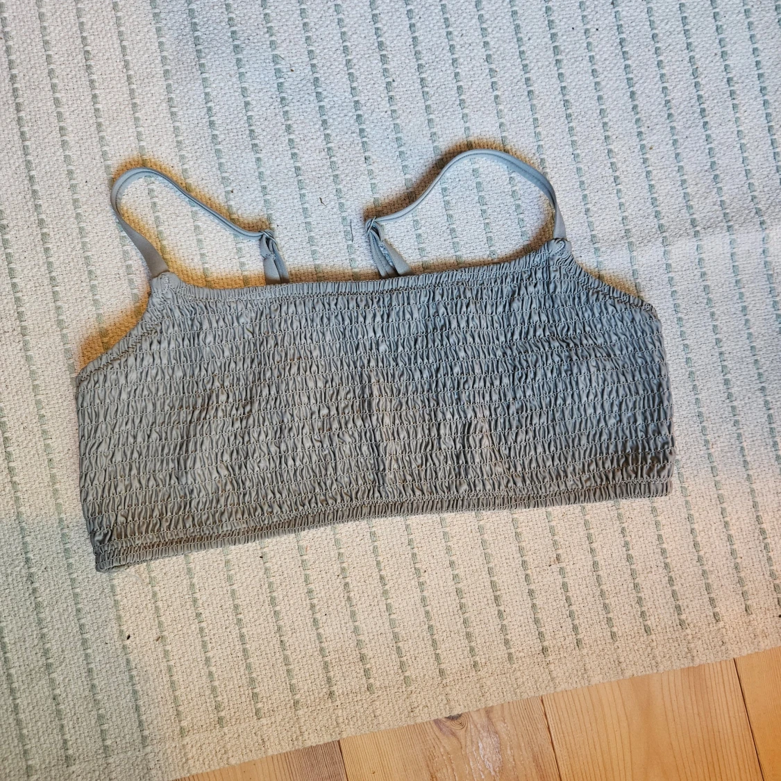 Grå smockad tubtopp