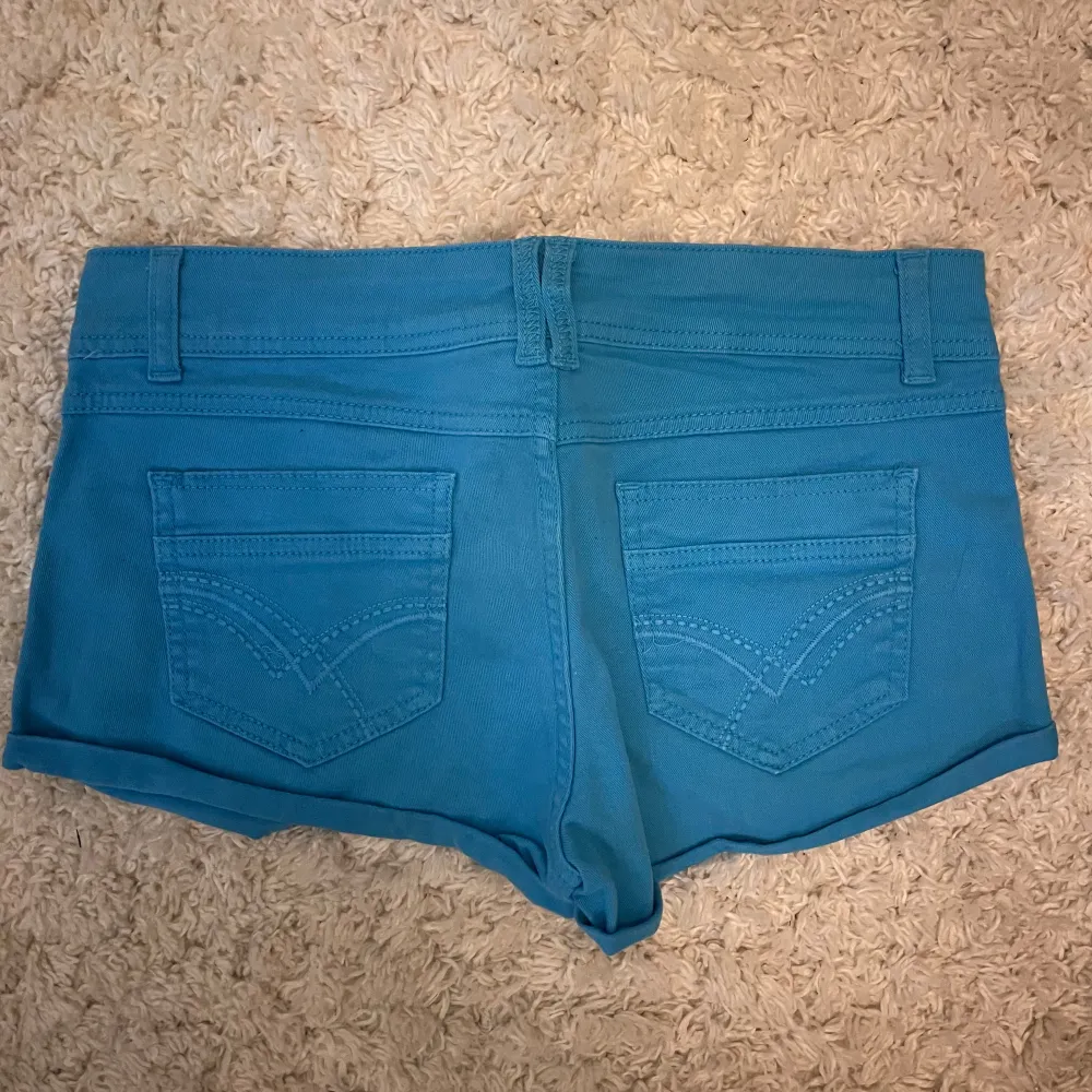 Snygga jeanshorts som inte kommer till användning! Tveka inte på att höra av er vid frågor eller om fler bilder! Läs gärna min bio i profilen så får du reda på lite mer också💞💞. Shorts.