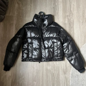 Stradivarius puffjacka - Säljer min puffiga, korta och ”glansiga” jacka från stradivarius! Den är använd endast några gånger och är som i nytt skick. Perfekt för vintern/hösten! Den är i storlek xs men passar även mig som brukar vara S (den är dock lite kortare i modellen). 