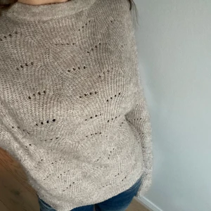 Beige stickad tröja💞 - Perfekt stickad tröja till hösten💞 Jättefin färg, fin passform och i fint skick🩷 Skriv vid fler funderingar💞💞
