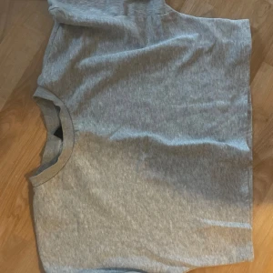 Grå tröja som är lite tjockare #stockholmstil #trendigt #billigt  - Knappt använd 