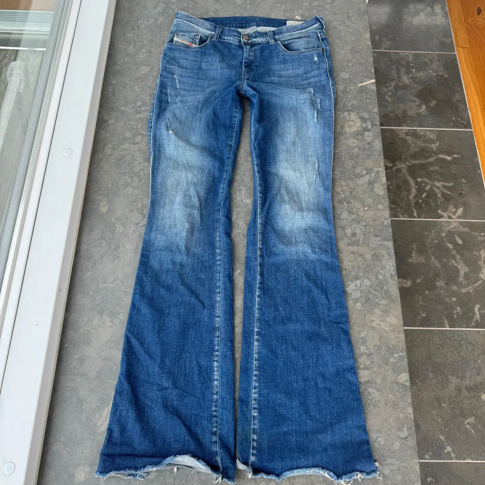 Super snygga disel jeans! har tyvärr ingen bild på då de inte passar mig. de är väldigt stretchiga så passar både större och mindre. Midjemåttet tvärsöver är 41cm. inerbens längden är 82cm och midjehöjden är 22cm. storleken som står är w26 L32. Jeans & Byxor.