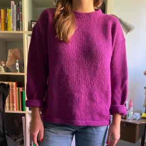 Lila stickad tröja - En mysig stickad tröja, köpt secondhand. Det är ett litet hål vid kragen, men utöver det är den hel och snygg!