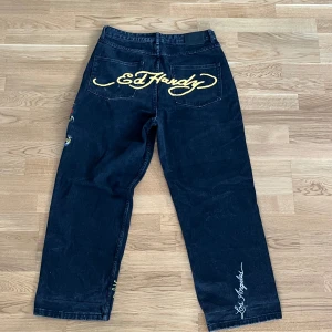 Ed Hardy svarta jeans - Säljer riktigt snygga ed Hardy jeans dom är i väldigt bra skick, bara blivit använda ett par gånger. Tveka inte att ställa frågor om du har nån. Pris går att diskuteras 