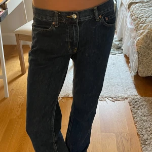 Mörkblå jeans med låg midja  - Snygga jeans från Gina tricot, storlek 36🌸💞