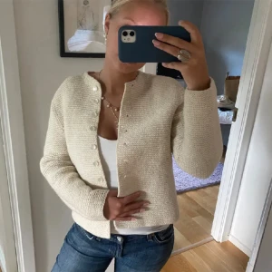 Stickad kofta  - Superfin stickad kofta som jag köpte här på Plick, (lånade bilder av henne). Säljer pga att den tyvärr är lite för stor🙌🏼Köpte för 200kr+frakt!