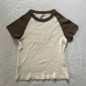 Brandy Melville tröja🤎 - Super snygg Brandy Melville tröja med fina bruna detaljer på ärmarna🤎köpt för gansk länge sedan men inte använd så mycket🤎