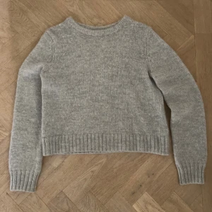 Ljusgrå stickad tröja - Ljusgrå stickad tröja från COS