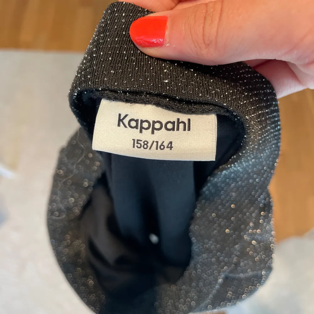 Svart glittrig kjol köpt från kappahl! Så så fin och i utmärkt skick! Säljer på grund av att jag inte använder längre. Skriv för bilder och frågor💕. Hameet.