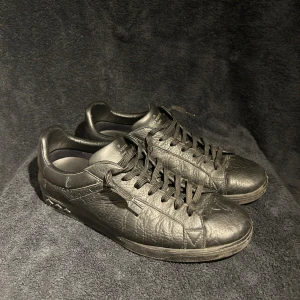 Louis Vuitton Luxembourg leather low trainers - Svarta Louis Vuitton Luxembourg leather low trainers i storlek 42, kommer utan box eftersom att mina föräldrar slängde boxen och kvittot, dem är använda rätt så mycket men har hållit sig i bra skick, Retail ligger på 8000kr ungefär 