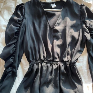 svart blus  - jätte söt svart blus💓