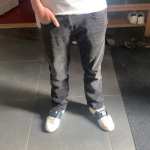 Säljer dessa nu dessa eftersom de är inte riktigt min smak. De är ett par svarta replay jeans som är köpta på Carlings för 1599. De är i toppskick, jag har använt dom 2 gånger därav priset. Stl 30/32. Personen på bilden är 175cm lång