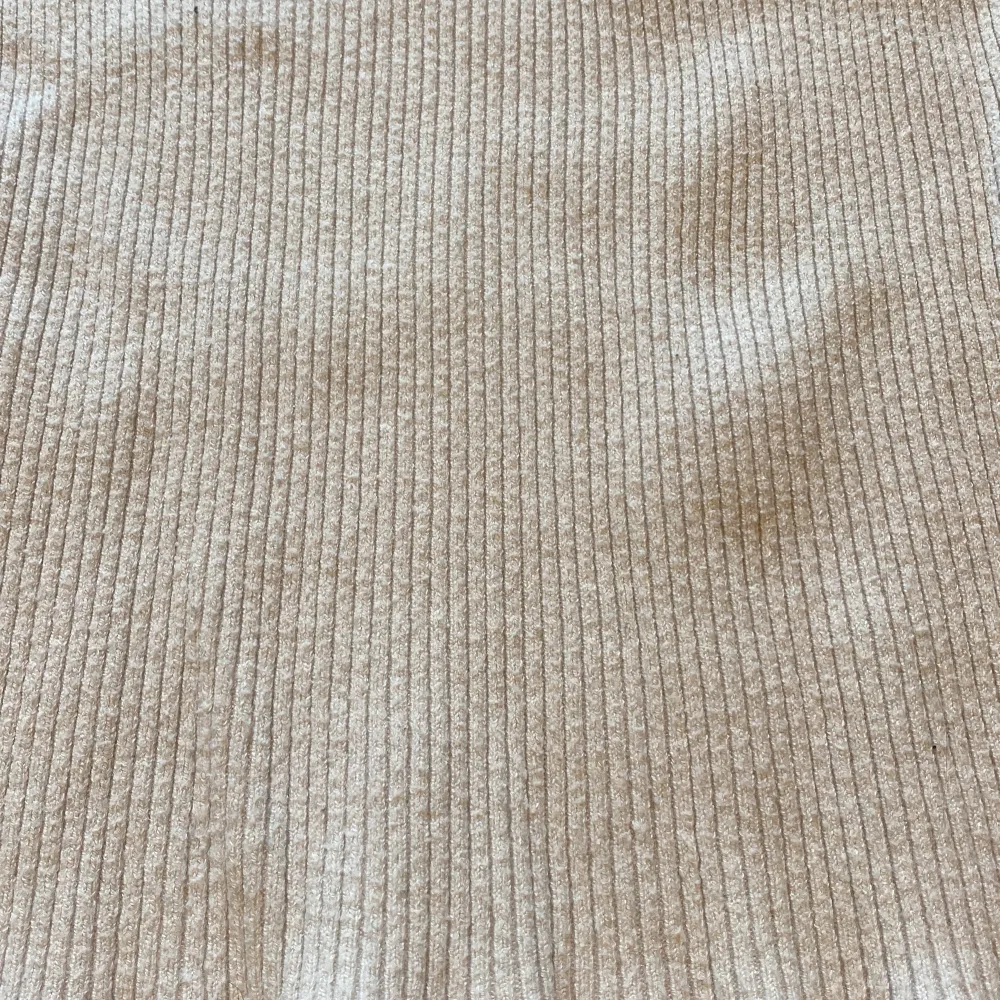 Säljer en superfin beige ribbad tröja från MNG Basics. Den har en snygg v-ringning men kan även bäras off shoulder och har långa ärmar, perfekt för både vardag och lite finare tillfällen. Tröjan är i storlek S och sitter riktigt bra på kroppen. Perfekt för höst och vår!. Tröjor & Koftor.