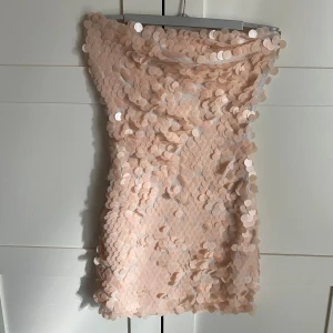 Bandeau klänning - Jättefin bandeau klänning med paljetter. Aldrig använd, prislapp kvar! Storlek M💕