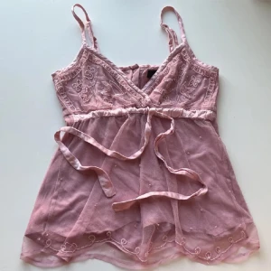 Rosa topp - Jätte söt rosa topp i storlek M men skulle säga mer S då den passar mig som har S/XS. Knappt använd