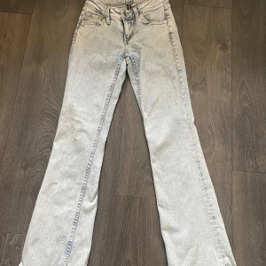 låga jeans - Lågmidjade ljusa jeans från hm storlek 34 i nyskick!💓
