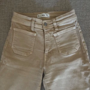 Mango byxor - Beiga byxor från Mango med fina fickor fram.