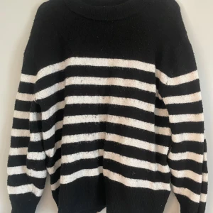 Randig stickad tröja  - Mysig randig stickad tröja från hm! Använd så därför lite nopprig❣️ perfekt inför hösten