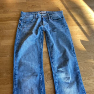 Lågmidjade jeans - As snygga lågmidjade jeans från fornarina som tyvärr är för små för mig🫶💖