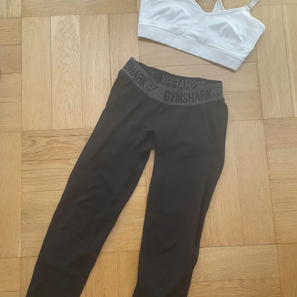 Säljer tights och en vit sport-bh från H&M och Gymshark. Den är perfekt för träning och har justerbara axelband för bästa passform. Materialet är mjukt och bekvämt, vilket gör den idealisk för intensiva träningspass. Köp direkt eller ge prisförslag 💪. Sportswear.