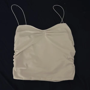 Vit topp - Bra skick, inga fläckar. Säljer pga den blivit för liten på mig.