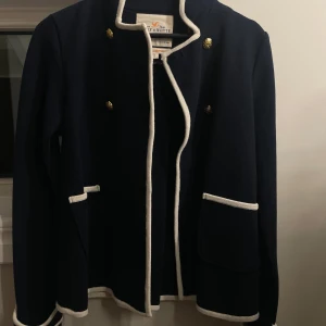 Kappa - Supersöt kappa med gulddetaljer från Lindex, XS men passar S/M också! Använd fåtal gånger🥂