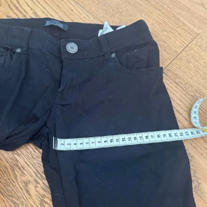 Svarta lågmidjade jeans - Säljer ett par as snygga jeans som inte kommit till användning💓💓De är lågmidjade och raka/utsvängda!! Skriv för fler bilder!!🥰🥰