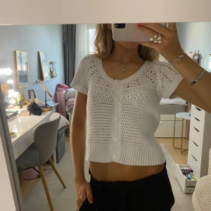 Vit virkad tröja - Jättefin vit tröja med knappar! 