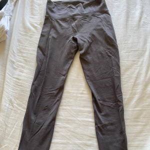 Aimn ribbed seamless thights strl M  - Aimn ribbes seamless thights strl M, färg grå Använda endast ett fåtal gånger  Nypris 599:-