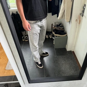 Hope rush jeans - Size 33  Jag är 190 och jeansen passar skit bra lite stora i midjan annars perfekta.  Inköpta ungefär 2 år sedan men bara legat och skräpat i 1 år. Nypris 2600kr. Pris kan diskuteras 